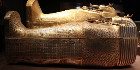 عدد القطع الأثرية بالمتحف المصري الكبير