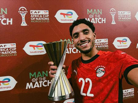فوز عمر مرموش بجائزة أفضل لاعب بمباراة مصر وزيمبابوي.